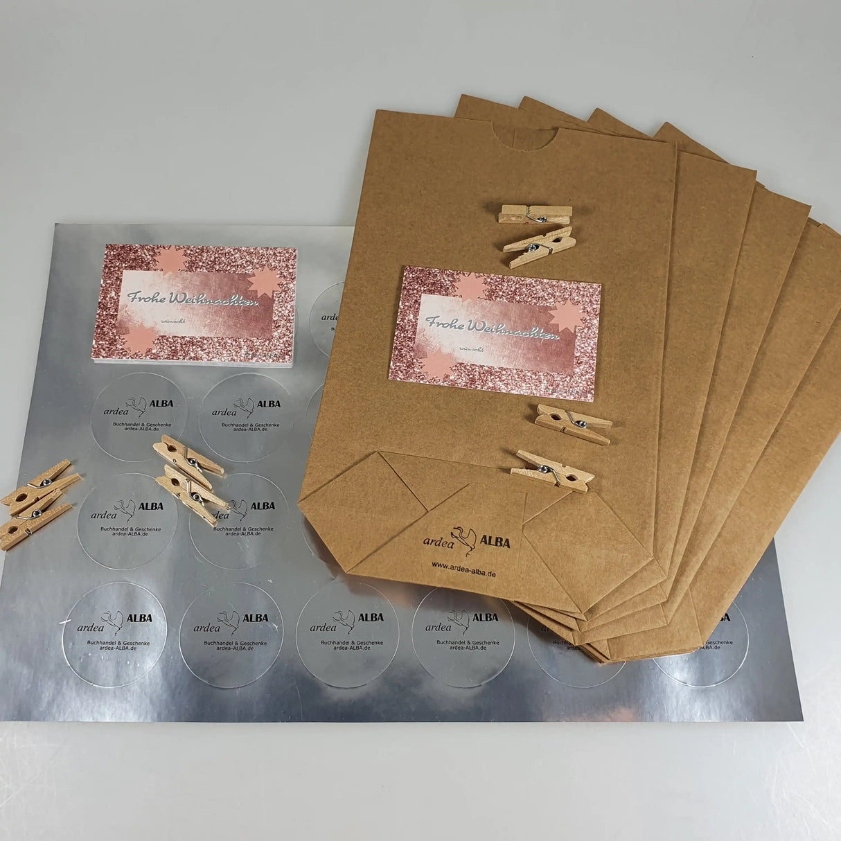 12 schöne Weihnachtskärtchen mit kleiner Holzklammer und passenden Tüten - Düsseldorfer Kontor ❤️