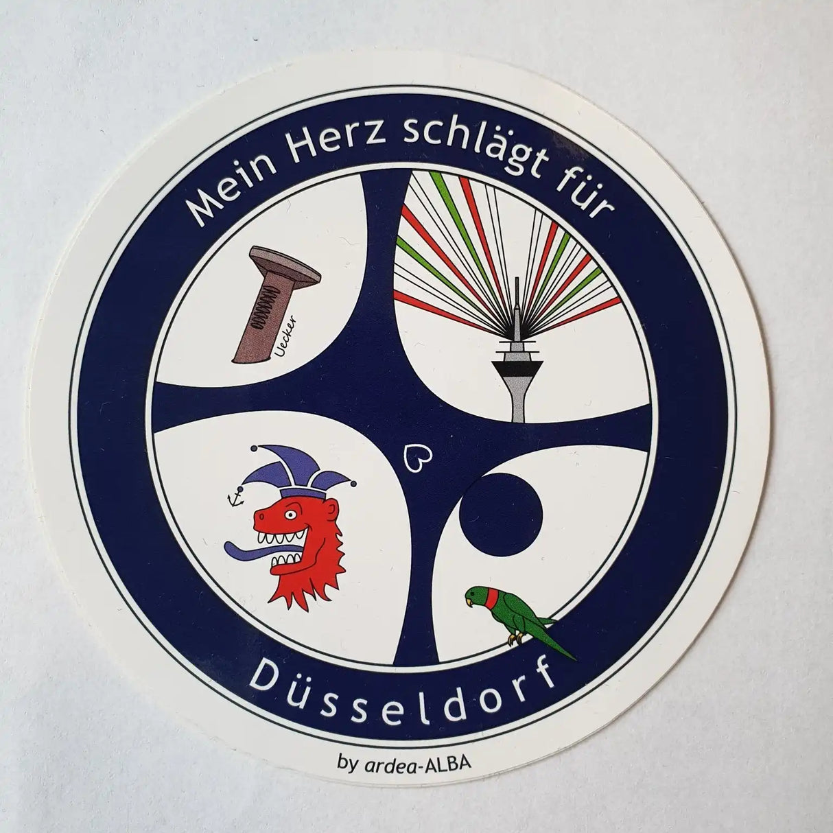 Hochwertiger Aufkleber mit Radschläger-Motiv und dem Schriftzug „Mein Herz schlägt für Düsseldorf“. Wetterfester Vinyl-Sticker für In- und Outdoor, 9,5cm rund.