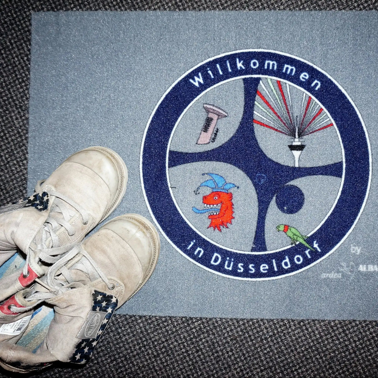 Fussmatte "Willkommen in Düsseldorf" mit dem markanten Radschläger, dem bergischen Löwen und dem illuminierten Fernsehturm samt frechem Halsbandsittich - mehr Düsseldorf geht nicht! Düsseldorfer Kontor ❤️ mit Dankepräsent