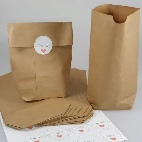 Kraftpapiertüten zum leichten Verschenken für viele Anlässe mit Danke-Aufklebern und Fruchtgummi-Herzen im Tütchen "Danke" - Verlag ardea-ALBA