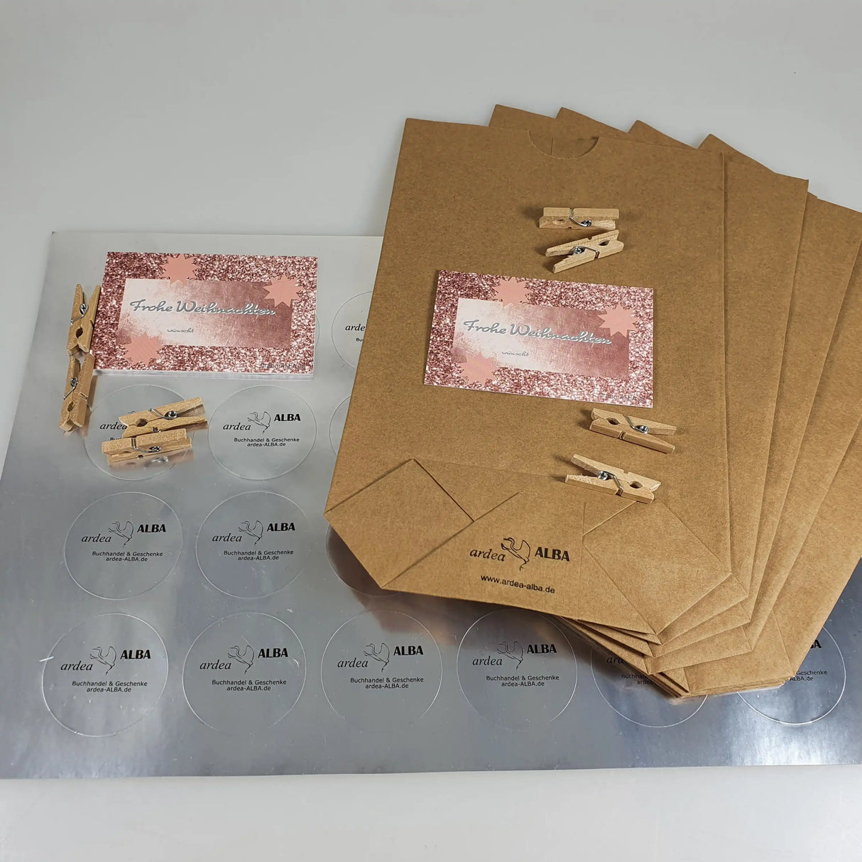 12 Weihnachtskärtchen mit passenden Holzklammern und Papiertüten - Düsseldorfer Kontor ❤️