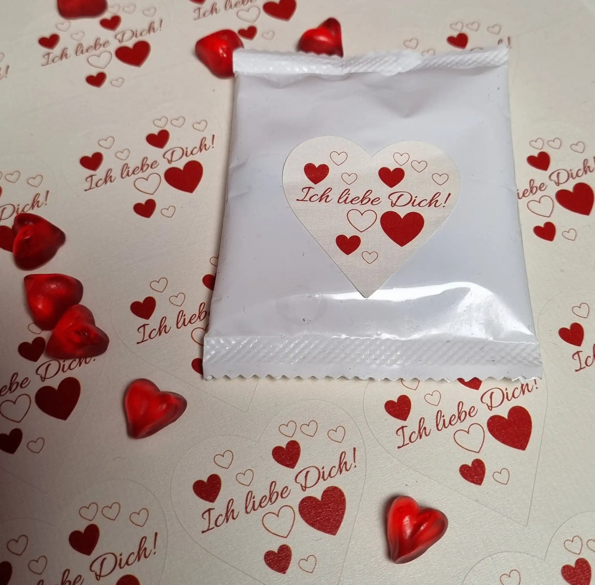 Süßes Präsent: Fruchtgummitüte mit "Ich liebe Dich"-Aufkleber. Süßigkeiten in kleinen Mengen, bundesweiter Versand.