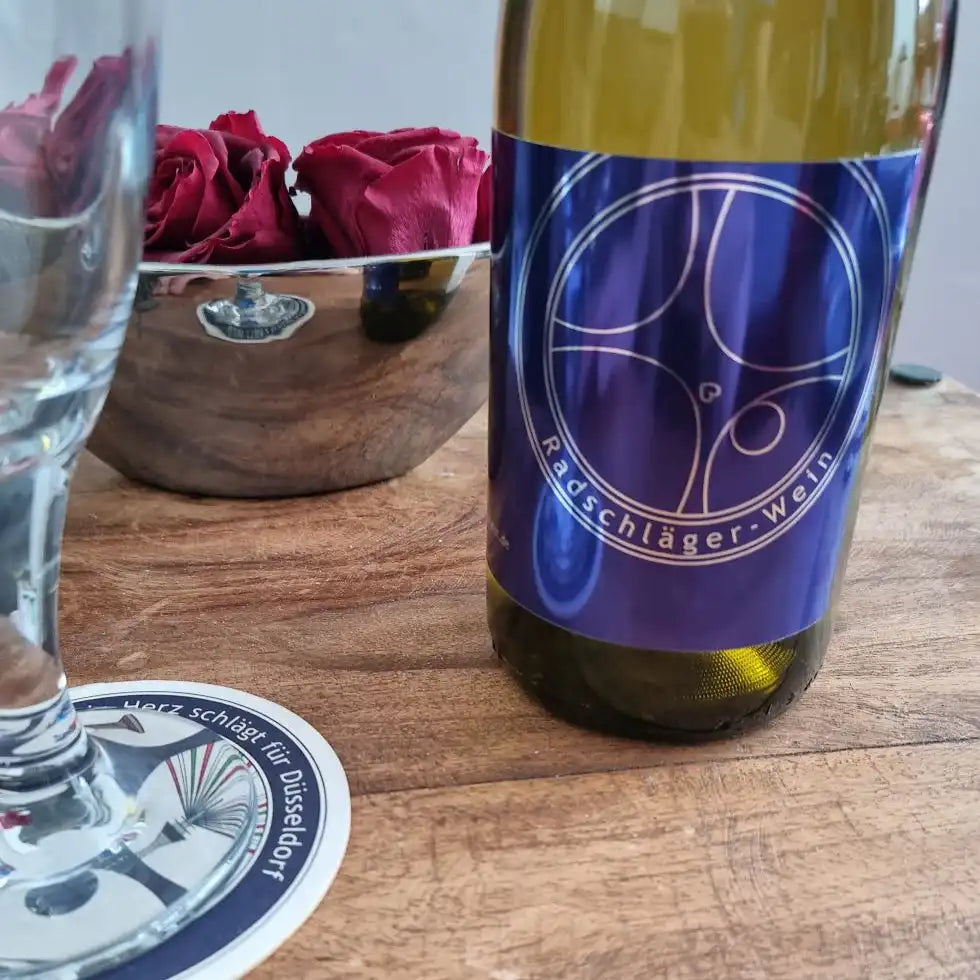 6er Set Radschläger-Wein als edler Grauburgunder vom sonnigen Kaiserstuhl, auch als Weissburgunder erhältlich und auf Anfrage mit eigenem Etikett - Düsseldorfer Kontor ❤️ mit Dankepräsent