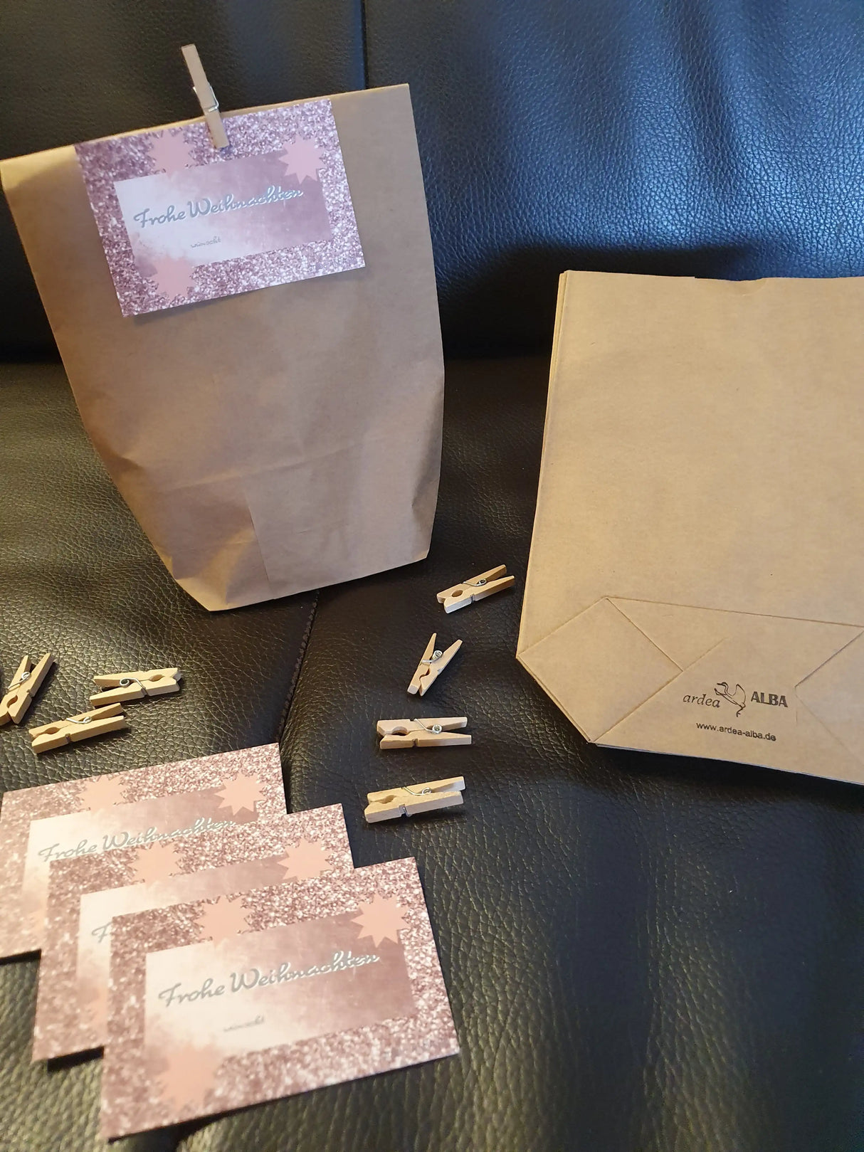 12 schöne Weihnachtskärtchen mit kleiner Holzklammer und passenden Tüten - Düsseldorfer Kontor ❤️