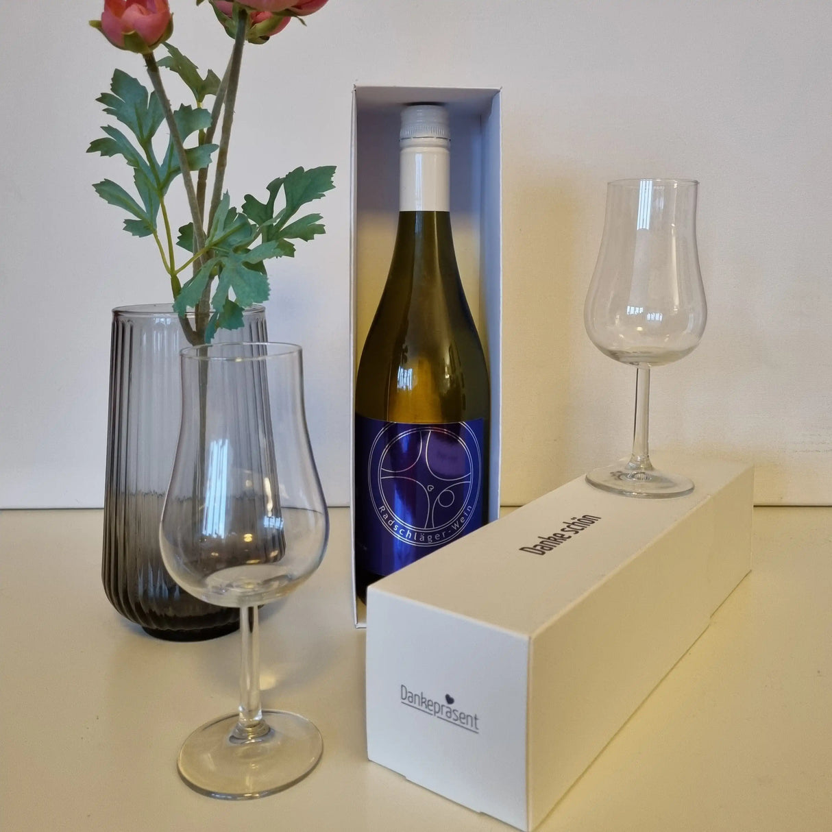 Logo-Design auf edler Weinbox als Kundengeschenke