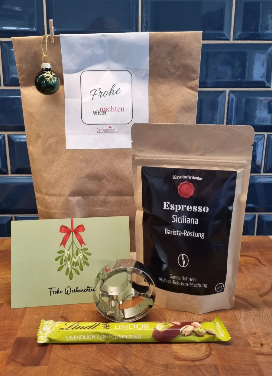 Weihnachtliche Wundertüte mit Espresso Siciliana, Keksausstecher, Mistelzweig-Weihnachtskarte, Christbaumkugel und Lindt-Praline