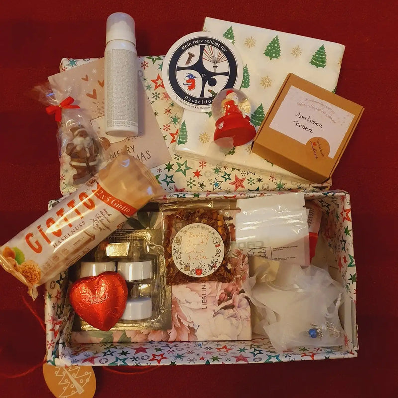 Schuhkarton liebevoll gefüllt mit Geschenken für bedürftige Senioren, bereit für die 8. Radschläger-Senioren-Charity von Rheinischem Stifterforum und Dankepräsent – Weihnachtsgeschenke, die Freude und Wärme schenken.