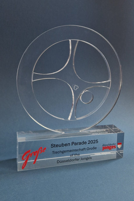 Moderner Radschläger aus Acryl, Gravur: Steubenparade 2025 New York, TG Große der Düsseldorfer Jonges. Exklusives Dankepräsent & regionales Symbol für Employer Branding aus Düsseldorf, bundesweit als hochwertiges Firmengeschenk verfügbar.