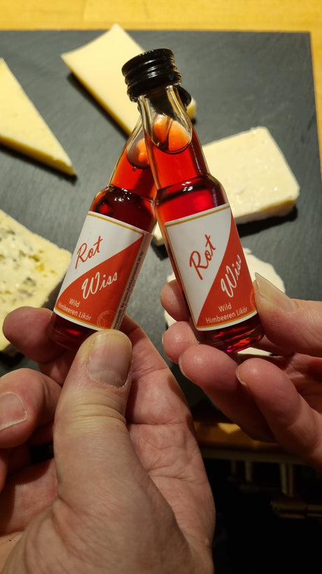 Likör Rot‑Wiss in stilvoller Geschenkflasche – fruchtiger Düsseldorf‑Klassiker als hochwertiges Präsent.