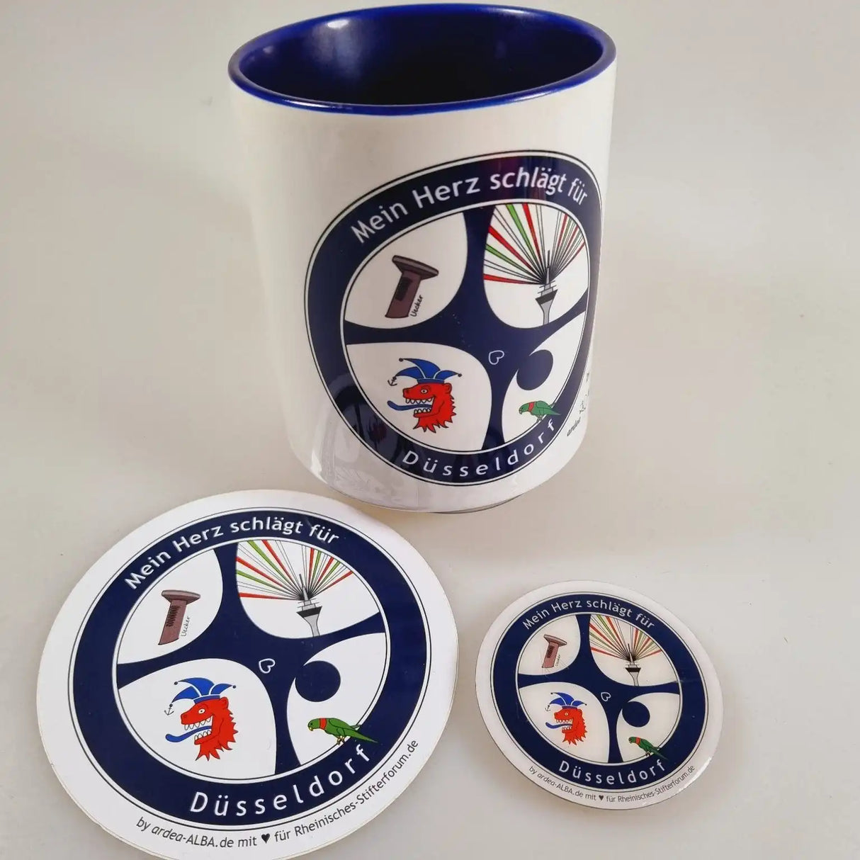 Henkeltasse innen edel in dunkelblau mit dem Radschläger im Düsseldorfer Siegel. Heimatliebe für Düsseldorf lässt sich so einfach zeigen! Düsseldorfer Kontor mit Dankepräsent
