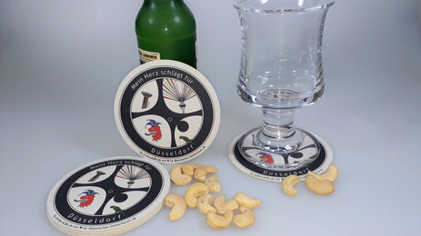 Bierdeckel mit Radschläger-Motiv – Symbol für Düsseldorfer Geselligkeit, längste Theke der Welt, Radschläger-Tradition und Genussmoment mit Likör Rot-Weiß.