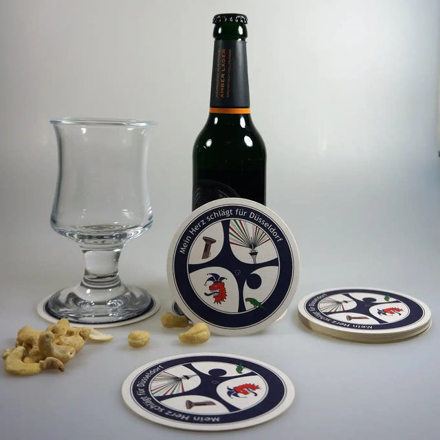 Traditioneller Bierfilz mit dem Radschläger-Motiv und dem Schriftzug „Mein Herz schlägt für Düsseldorf“. Hochwertiger Untersetzer für Gastronomie und Privat.