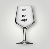 Elegantes Cocktailglas mit präzisem Logo-Eindruck für Unternehmen und Gastronomie. Hochwertige Glasveredelung, bundesweiter Versand auch in kleinen Mengen.