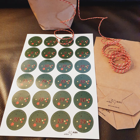 DIY Adventskalender Set vom Düsseldorfer Kontor – 24 natronfarbene Papiertüten, Zahlen-Aufkleber, Kordel und Goldstift für kreative Präsente in Düsseldorf.