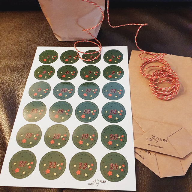 DIY Adventskalender Set vom Düsseldorfer Kontor – 24 natronfarbene Papiertüten, Zahlen-Aufkleber, Kordel und Goldstift für kreative Präsente in Düsseldorf.
