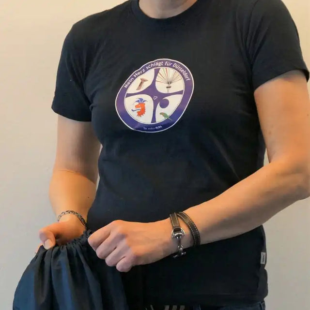 T-Shirt mit Radschläger-Motiv „Mein Herz schlägt für Düsseldorf“. Hochwertige Teamkleidung & Vereinsausstattung für Unternehmen & Vereine von Dankepräsent. Ideales Mitarbeiter-Geschenk & Employer Branding, bundesweit mit Full-Service lieferbar.