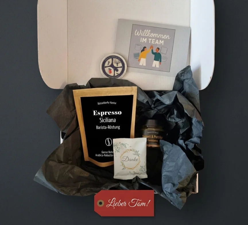Düsseldorfer Kontor-Box Espresso mit Espresso Siciliana, Dessert-Gewürz, Danke-Karte oder Willkommen-im-Team und Düsseldorf-Metall-Magnet – hergestellt im Düsseldorfer Kontor als Firmengeschenk für Unternehmen und Events in Düsseldorf
