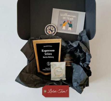 Schwarze B2B-Firmengeschenkbox mit Espresso und Porridge & Dessert-Gewürz  vom Düsseldorfer Kontor – bundesweit versandt