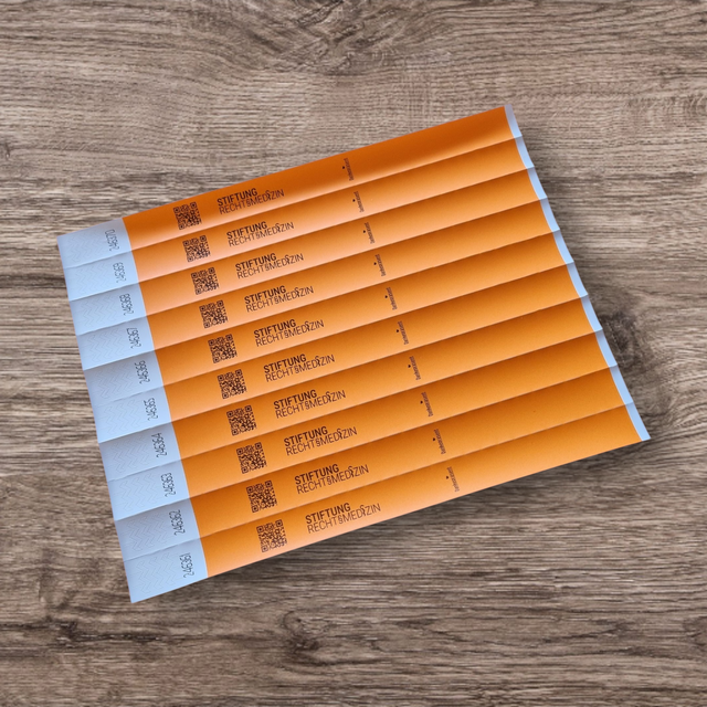 Neonfarbenes Einlassbändchen aus Papier mit individuellem Logo- und Webadress-Druck – ideal für Events und Firmenveranstaltungen.