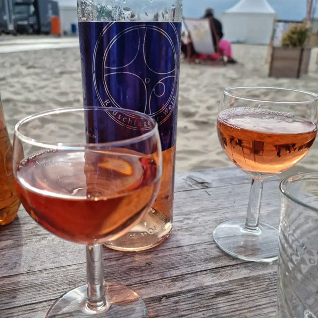 Flasche Anselmann Rosé, veredelt mit dem Düsseldorfer Radschläger-Logo. Hochwertiger Qualitätswein aus der Pfalz als regionales Geschenk.