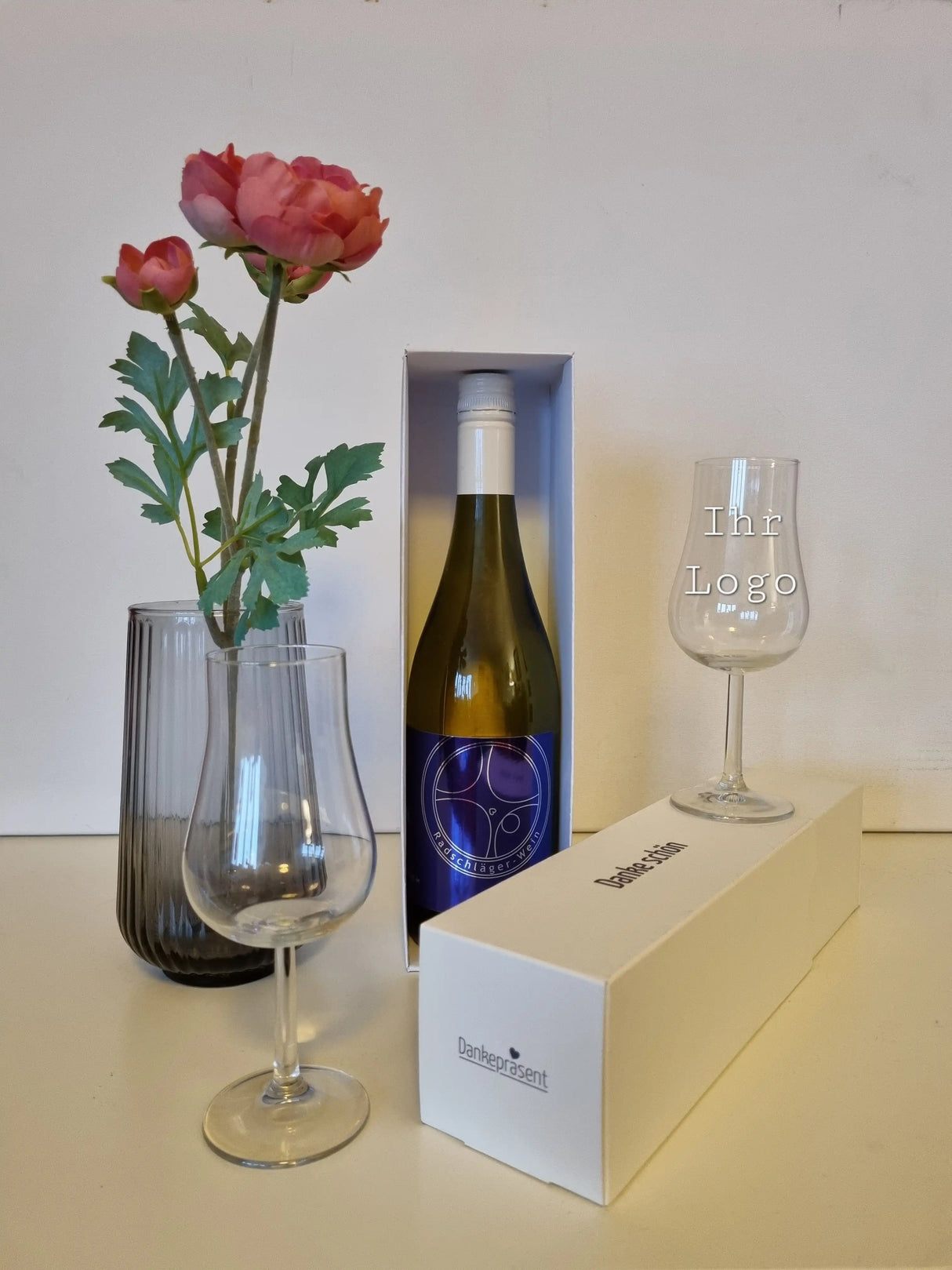 Gläsergravur, hier Weingläser, für Geschenke zur Hochzeit, zum Event oder für Unternehmen - Düsseldorfer Kontor ❤️ 