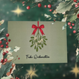 Eine feierliche Weihnachtskarte auf salbeigrünem Hintergrund mit einem Mistelzweig, einer roten Schleife und dem Text „Frohe Weihnachten“. Die Karte ist hier mit Stechpalmenzweigen, roten Beeren und goldenen Sternen eingerahmt. Das Bild steht für die bundesweite Bereitstellung von hochwertiger Mitarbeiterbindung und authentischem Employer Branding durch Dankepräsent, um Unternehmen dabei zu unterstützen, zum Jahresausklang „Danke“ zu sagen.