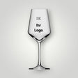 Klassisches Weinglas mit präziser, individueller Logo-Gravur. Edle Glasveredelung für besondere Anlässe, auch in kleinen Stückzahlen lieferbar.