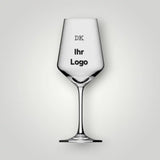 Klassisches Weinglas mit präziser, individueller Logo-Gravur. Edle Glasveredelung für besondere Anlässe, auch in kleinen Stückzahlen lieferbar.