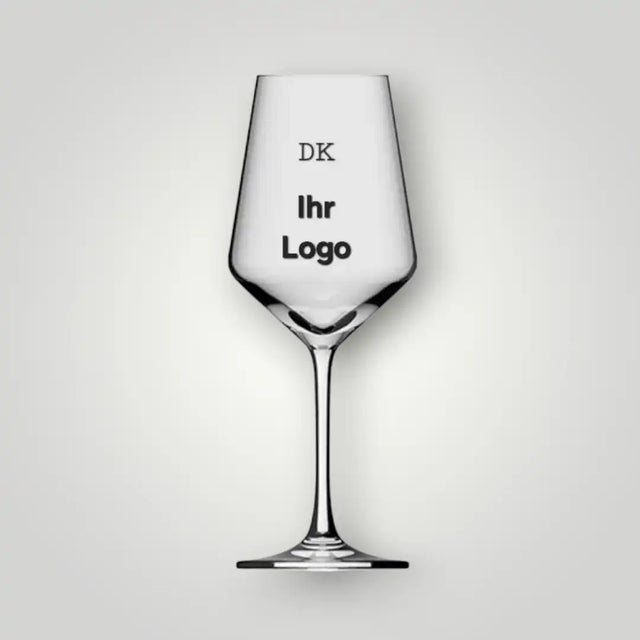 Klassisches Weinglas mit präziser, individueller Logo-Gravur. Edle Glasveredelung für besondere Anlässe, auch in kleinen Stückzahlen lieferbar.