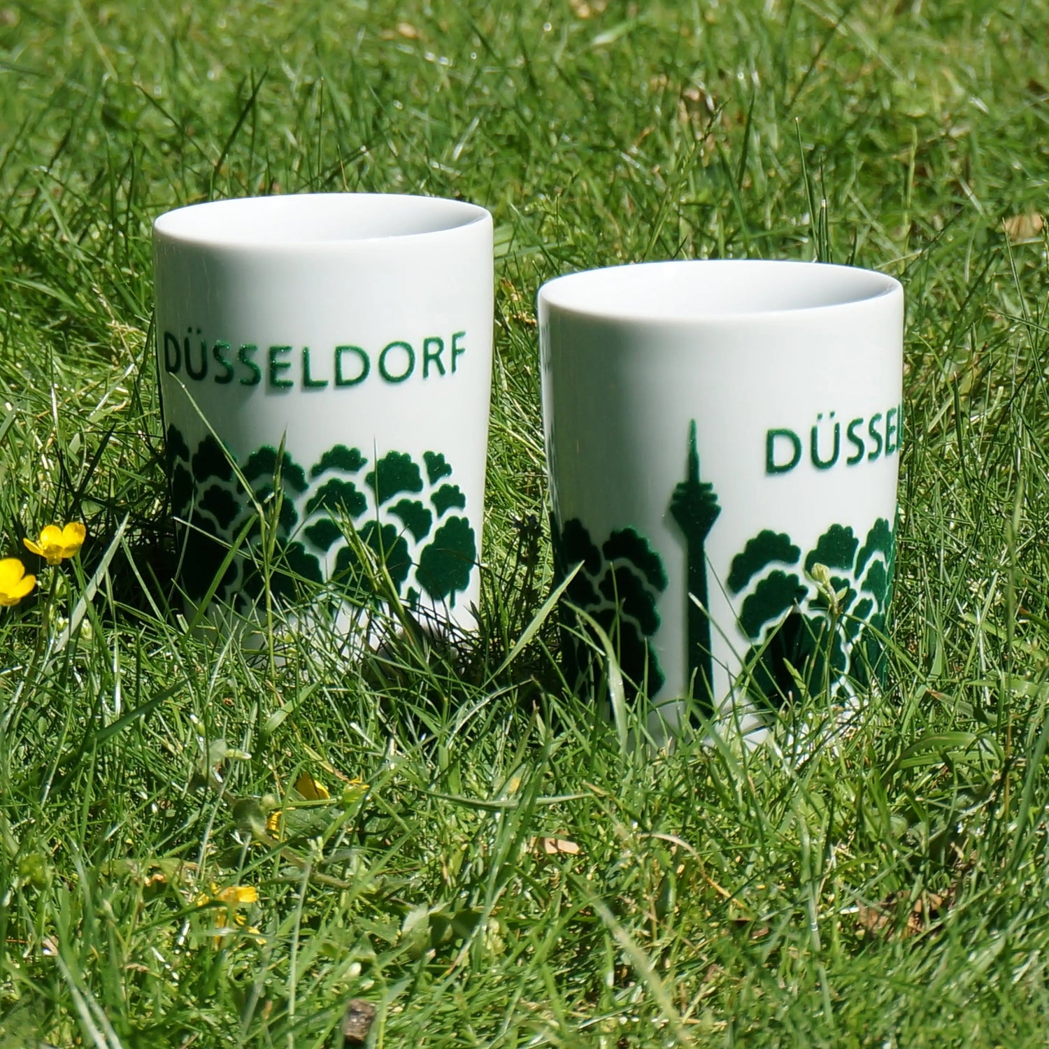 Spülmaschinenfester und mikrowellengeeigneter KAHLA- Kaffeebecher, Red Dot Award mit der edlen Samtbedruckung, hier mit der Skyline "Düsseldorf" mit Spende nach Sturm ELA - Düsseldorfer Kontor ❤️ 