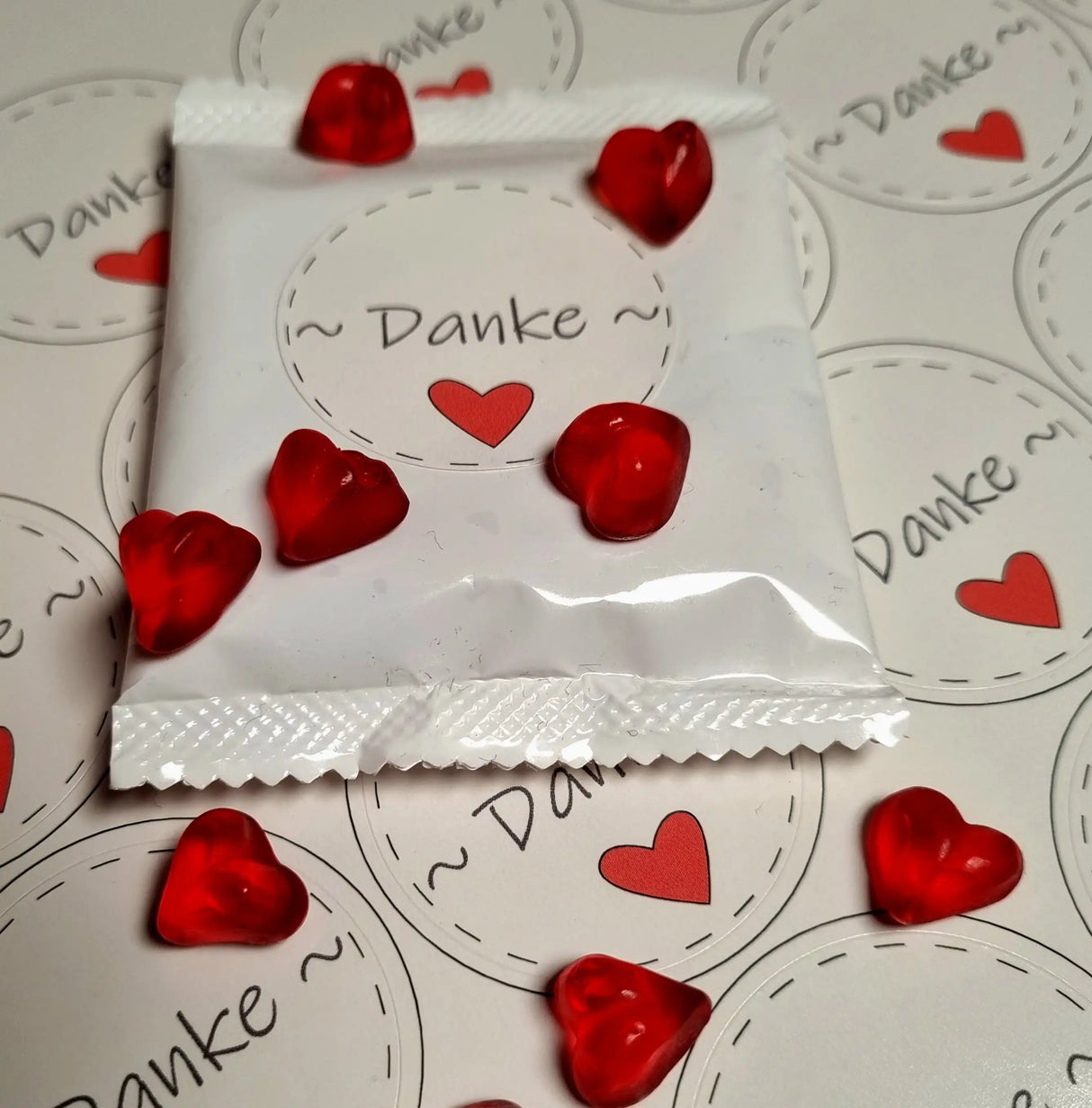 Fruchtgummitüte mit einem herzlichen „Danke“-Aufkleber. Kompaktes Gastgeschenk und Werbeartikel in kleinen Mengen.