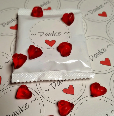 Fruchtgummitüte mit einem herzlichen „Danke“-Aufkleber. Kompaktes Gastgeschenk und Werbeartikel in kleinen Mengen.