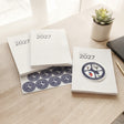 Wochenkalender vom Verlag ardea-ALBA mit Ihrem Logo-Eindruck und 12 Seiten für Sprüche & Mehr für ein Jahr Sichtbarkeit bei Ihren Mitarbeitern und Kunden.