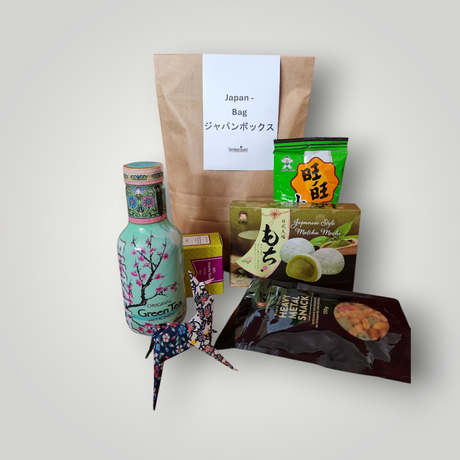 Eine Tüte bestüclt mit Feinkost und Snacks japanischer Art oder direkt aus Japan. Für alle Japanlibehaber bestens geeignet.