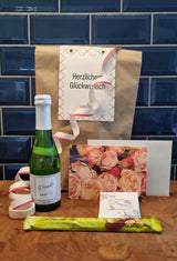 B2B Wundertüte Genusstüte zum Geburtstag mit Rauten-Etikett und Logo, hier mit Sekt mit Danke-Etikett und schöner Grußkarte