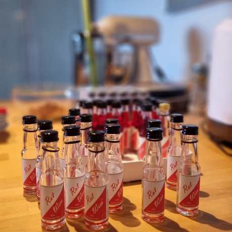 Likör Rot‑Wiss Wilde Himbeere in Mini‑Flasche – fruchtiger Likör mit rheinischem Charme als Geschenkidee