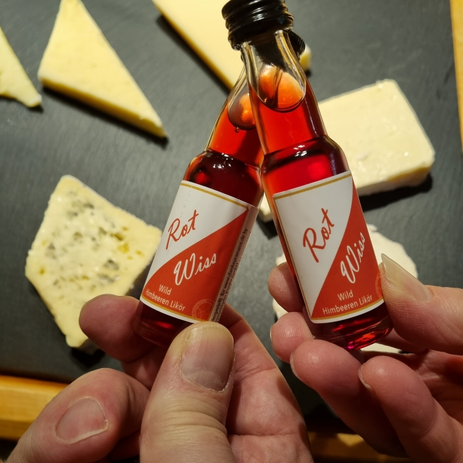 Likör Rot-Weiß in eleganter Flasche – Düsseldorfer Spezialität und perfektes Geschenk für Fans der Fortuna.