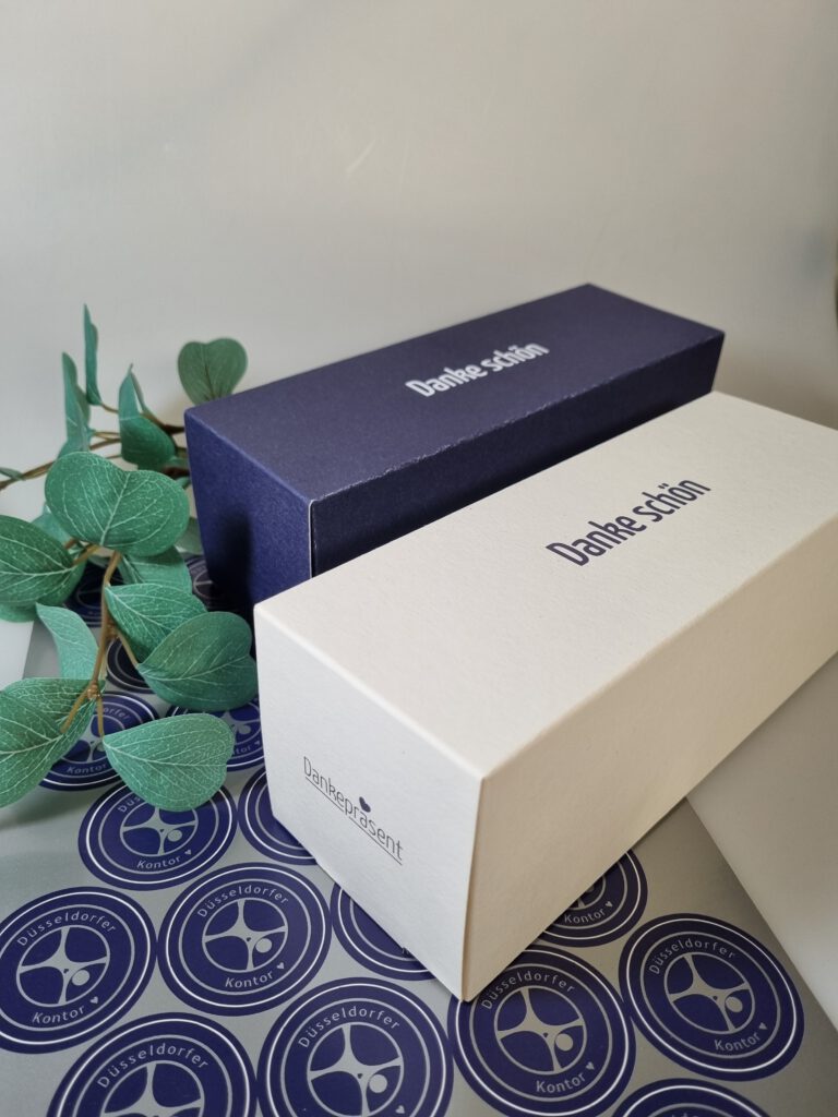 Dankepraesent, edle Geschenkboxen in Blau und Creme mit Danke schön